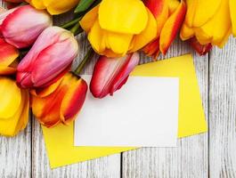 flores de tulipas de primavera e cartão foto