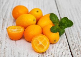 kumquats em uma mesa de madeira foto