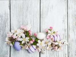 ovos de páscoa com flor foto