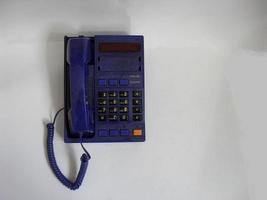 telefone retrô azul isolado no fundo branco foto