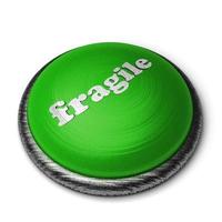 palavra frágil no botão verde isolado no branco foto