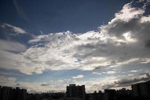 nuvens de ar no céu azul. foto