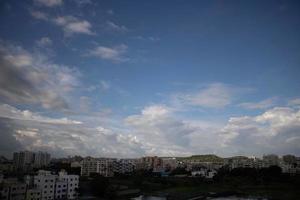 nuvens de ar no céu azul. foto