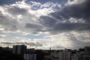 verão azul céu nuvem gradiente luz de fundo branco. beleza claros turvo no sol calmas luminosos inverno aéreo bacground. sombria vívida paisagem ciano no meio ambiente dia horizonte horizonte vista primavera vento foto