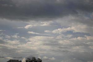 verão azul céu nuvem gradiente luz de fundo branco. beleza claros turvo no sol calmas luminosos inverno aéreo bacground. sombria vívida paisagem ciano no meio ambiente dia horizonte horizonte vista primavera vento foto