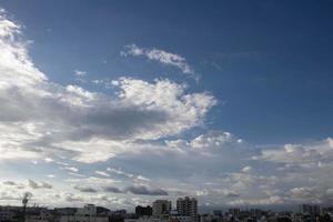 verão azul céu nuvem gradiente luz de fundo branco. beleza claros turvo no sol calmas luminosos inverno aéreo bacground. sombria vívida paisagem ciano no meio ambiente dia horizonte horizonte vista primavera vento foto