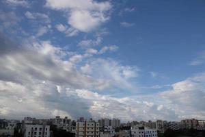 nuvens de ar no céu azul. foto