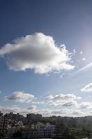 nuvens de ar no céu azul foto
