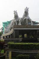 estátua de cavalo branco em purwakarta foto