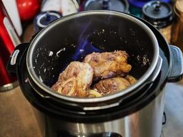 ossobuco com fuso é assado na panela de pressão com fogo. cozinha gourmet francesa foto