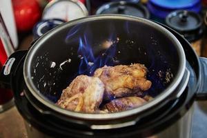 ossobuco com fuso é assado na panela de pressão com fogo. cozinha gourmet francesa foto