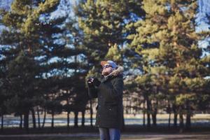 homem voando com o drone foto