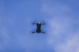 pequeno drone sobre o céu foto