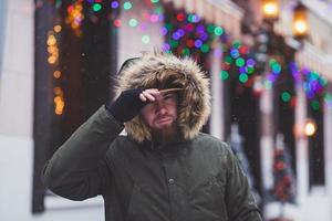 homem com barba em um casaco de inverno