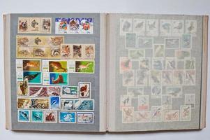 coleção de carta postal com selos em álbum impresso da URSS, por volta de 1966-1989 foto