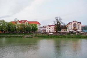 vista do rio uzh na cidade uzhgorod, transcarpathia, ucrânia europa foto