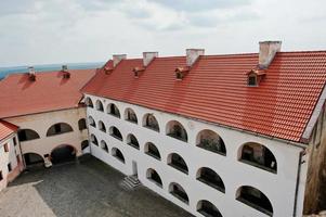 vista no telhado castelo palanok em mukachevo, transcarpathian ucrânia, europa foto