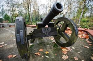 canhão de ferro fundido com rodas antigo foto