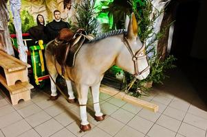 presépio de natal muito grande. burro foto