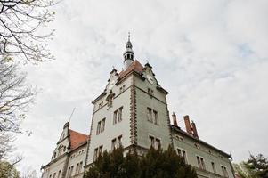 castelo de caça schonborn em carpaty, transcarpathia, ucrânia. construído em 1890. torre do relógio foto