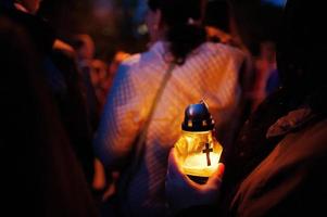 lâmpada de vela funeral na mão à noite foto