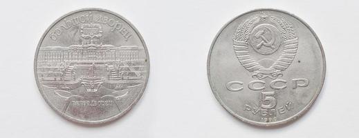 conjunto de moeda comemorativa 5 rublos URSS de 1990, mostra petrodvorets ou grande palácio de peterhof, hoje em dia rússia. foto