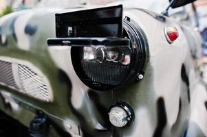 farol de carro militar close-up. foto