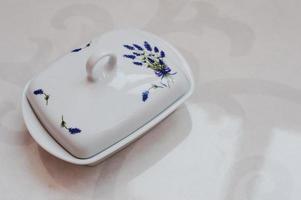 prato de manteiga de cerâmica com imagem de lavanda spica foto