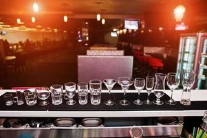 conjunto de copos de coleção para bebidas de bar foto