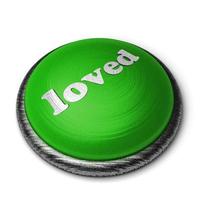 palavra amada no botão verde isolado no branco foto