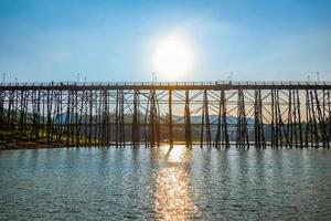 ponte de silhueta seg no distrito de sangkhla buri kanchanaburi tailândia, tailândia invisível foto