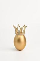 ovo de ouro na coroa de ouro isolado no fundo branco. foto