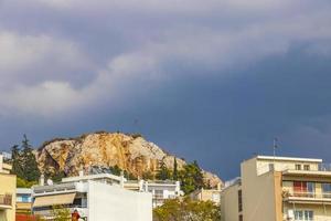 nuvens de tempestade pretas escuras sobre o panorama grego da cidade atenas grécia. foto