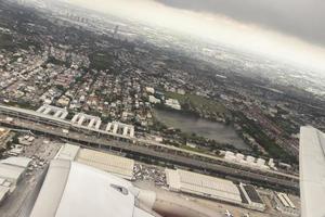 voo sobre bangkok na tailândia, belo panorama da cidade de avião. foto