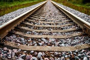 linha de via férrea indo para a distância, trilho de trem com pedra britada, dois trilhos paralelos foto