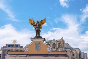 estátua alada do arcanjo miguel, o símbolo da cidade foto