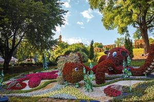 figura de peixes feita de flores coloridas na exposição anual no jardim foto