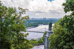 monumento ao príncipe vladimir no parque de vladimirskaya gorka foto