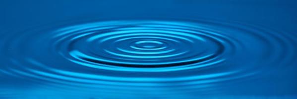 círculos suaves de fundo azul na água. foto