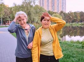 duas mulheres maduras correndo no parque. conceito de estilo de vida saudável foto