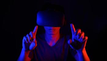 usando óculos de realidade virtual, mundo simulado da postura corporal do metaverso foto