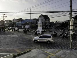 vista aérea do monumento tugu jogja ou yogyakarta, indonésia. yogyakarta, Indonésia - outubro de 2020 foto