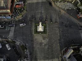 vista aérea do monumento tugu jogja ou yogyakarta, indonésia. yogyakarta, Indonésia - outubro de 2020 foto