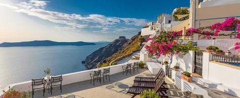 destino de verão na europa. conceito de viagem, famosa paisagem cênica ensolarada da ilha de santorini, oia, grécia. vista da caldeira, nuvens coloridas, paisagem urbana de sonho. panorama de férias, incrível cena ao ar livre foto