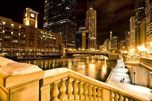 fotografia noturna no centro da cidade de chicago foto