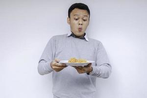 retrato de choque e uau jovem asiático gosta de macarrão. comendo o conceito de almoço foto