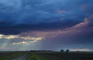 tempestade relâmpago rural canadá foto