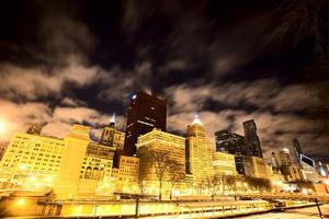 fotografia noturna no centro da cidade de chicago foto