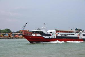 várias atividades de navios no porto de sri bintan pura na cidade de tanjung pinang, nomeadamente na costa oeste da ilha de bintan foto