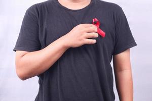 símbolo da aids com fita vermelha contra hiv isolado no fundo branco foto